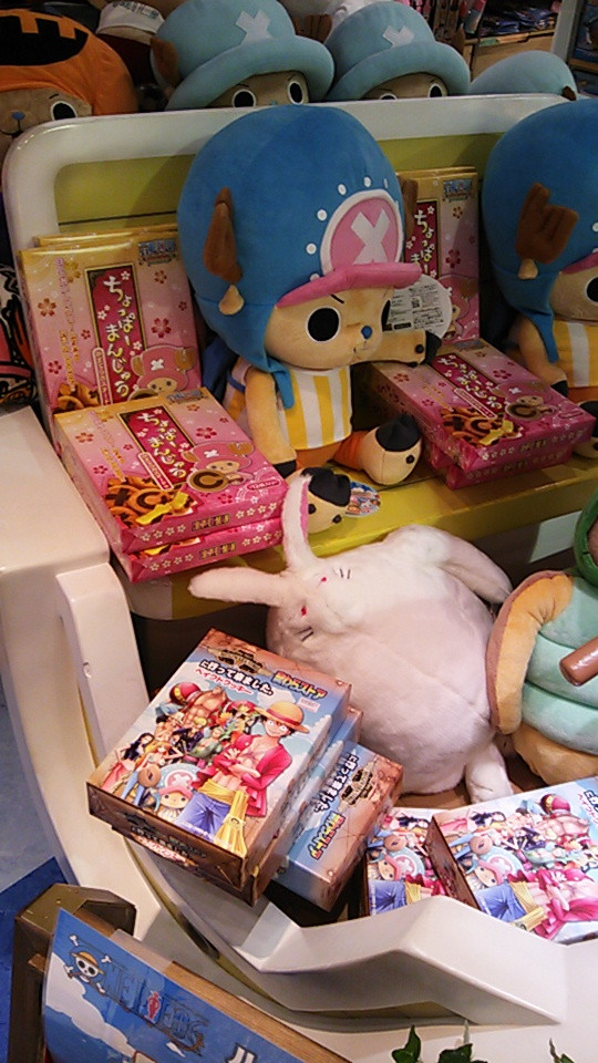 Crunchyroll - A Look Inside Tokyo's "One Piece" Shop