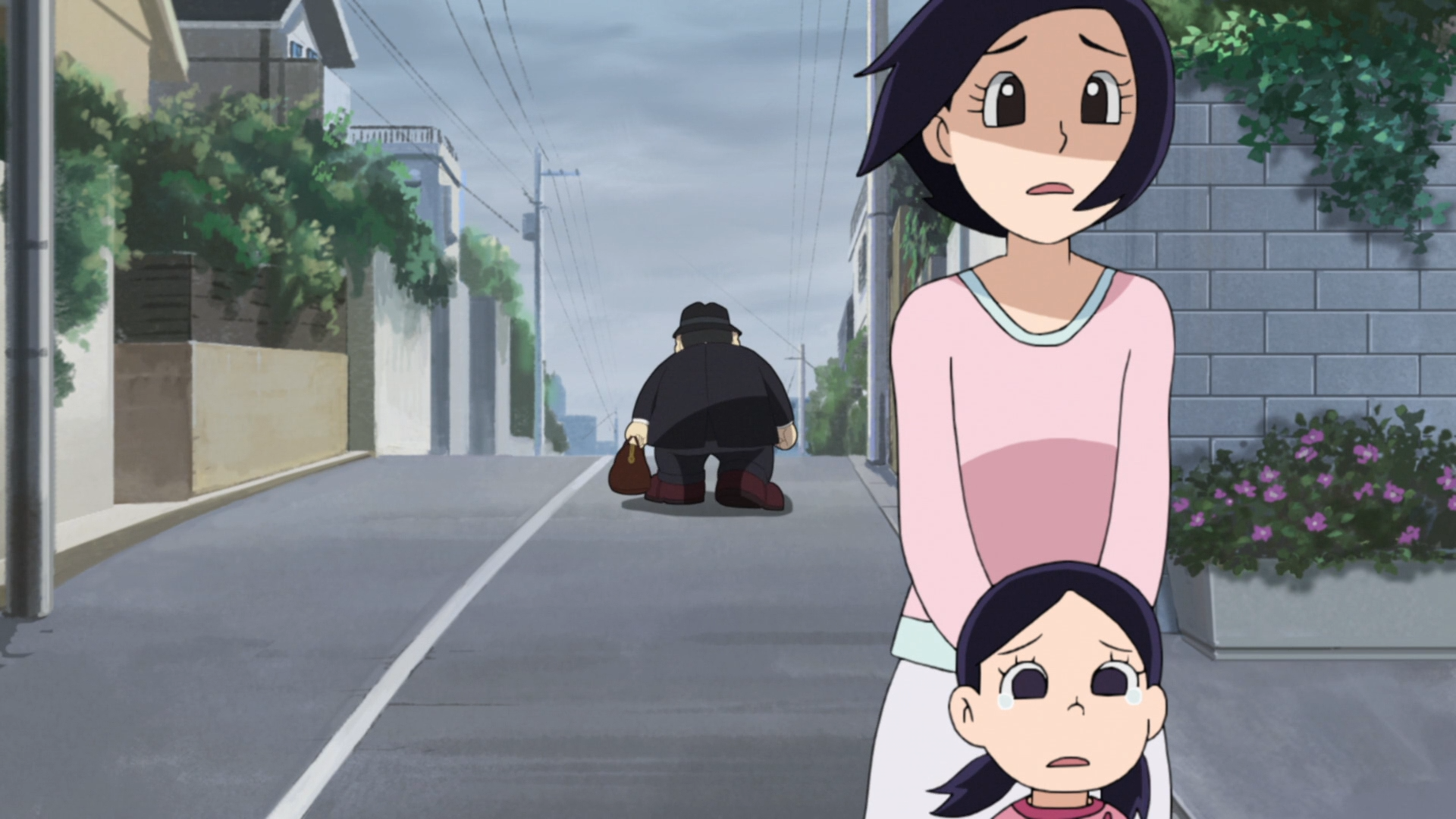 Mientras Moguro Fukuzo se aleja en el fondo, una esposa desconsolada y su pequeña hija esperan infructuosamente que el padre de la familia regrese a casa en una escena del anime televisivo The Laughing Salesman de 2017.
