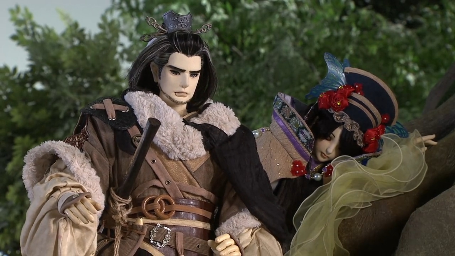 Shang Bu Huan assistiert einem erschöpften und verletzten Dan Fei in einer Szene aus der Thunderbolt Fantasy-Handschuhpuppenspiel-Wuxia-TV-Serie.