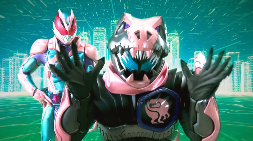 Kamen Rider Revi und Kamen Rider Vice tranken für die Kamera in einer Szene aus dem Teaser-Trailer zum Live-Action-Tokusatsu-Film Kamen Rider Beyond Generations.