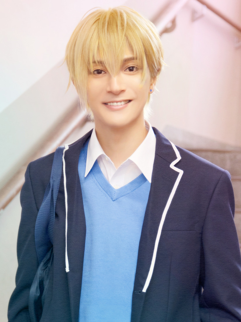 Una imagen promocional del actor Kandai Ueda disfrazado y maquillado como Taiga Hirano de la próxima obra de teatro de Sasaki y Miyano.