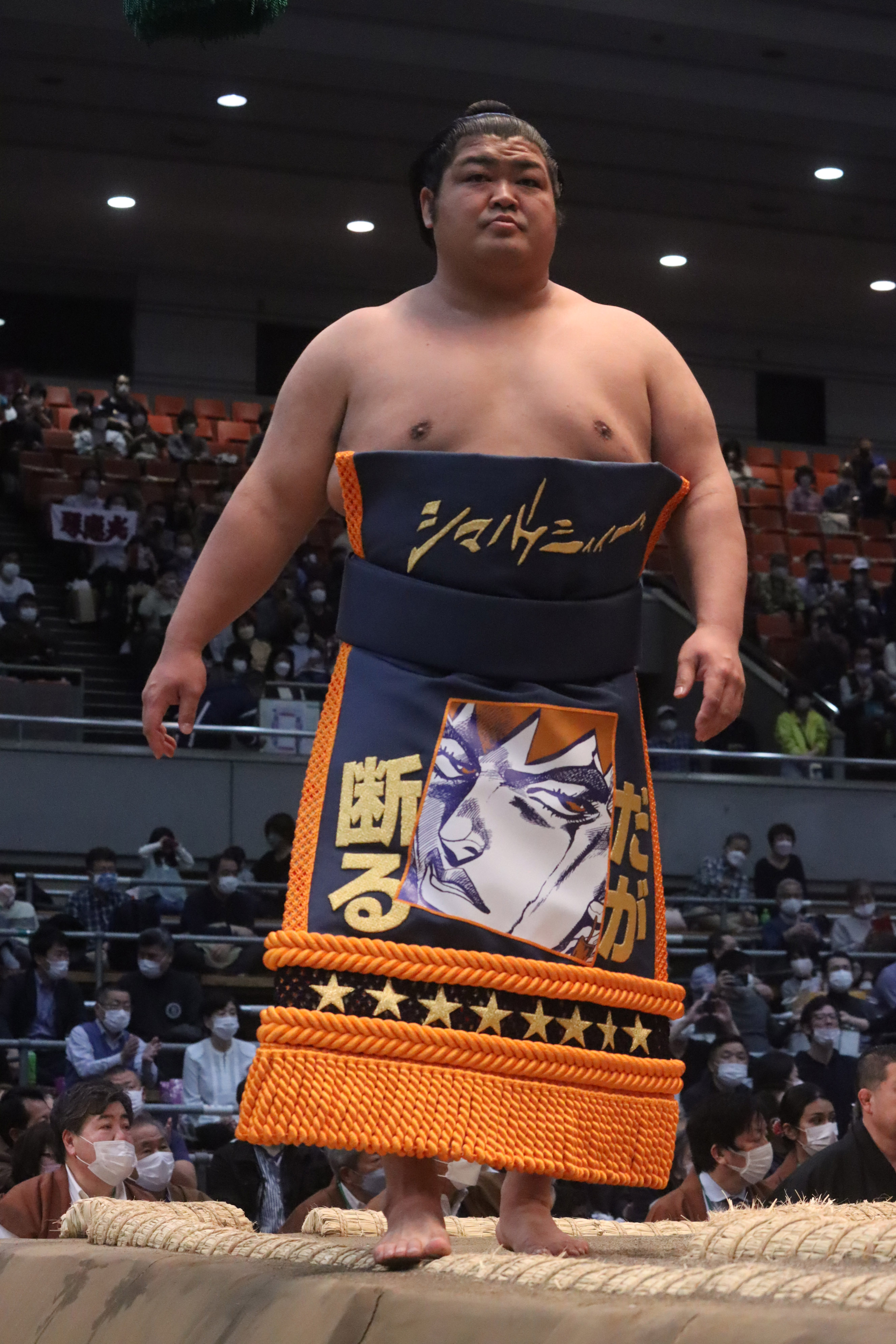 Sumo wrestler Shimanoumi Koyo wearing Kishibe Rohan on his apron 