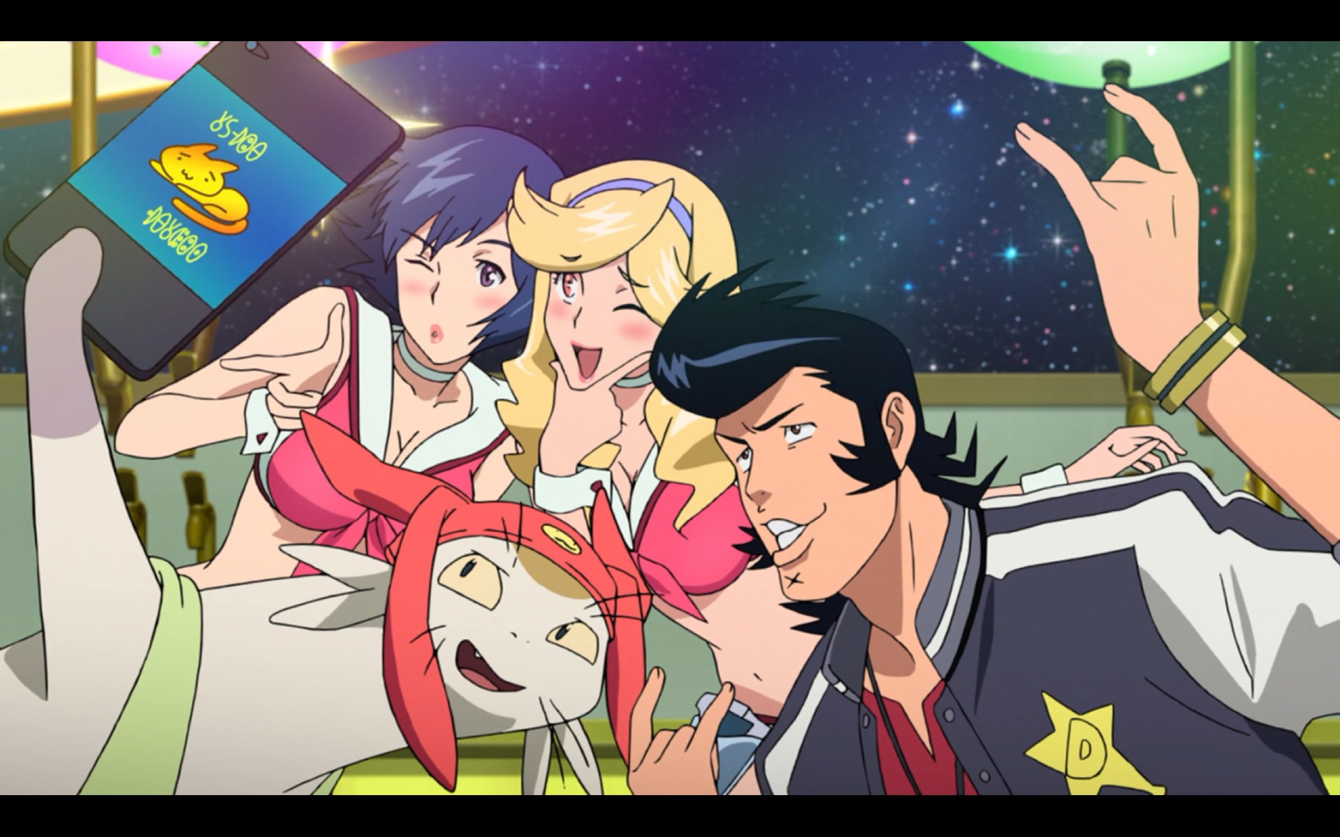 Meow, Dandy und die Kellnerinnen von Boobies machen in einer Szene aus dem TV-Anime Space Dandy ein Selfie mit Meows Handy.