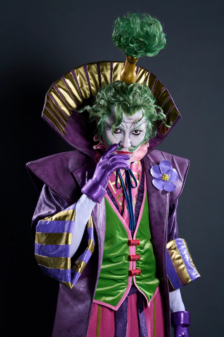 Ein Promo-Foto von Schauspieler Takuma Zaiki in vollem Kostüm und Make-up als Joker im kommenden Bühnenstück von Batman Ninja The Show.