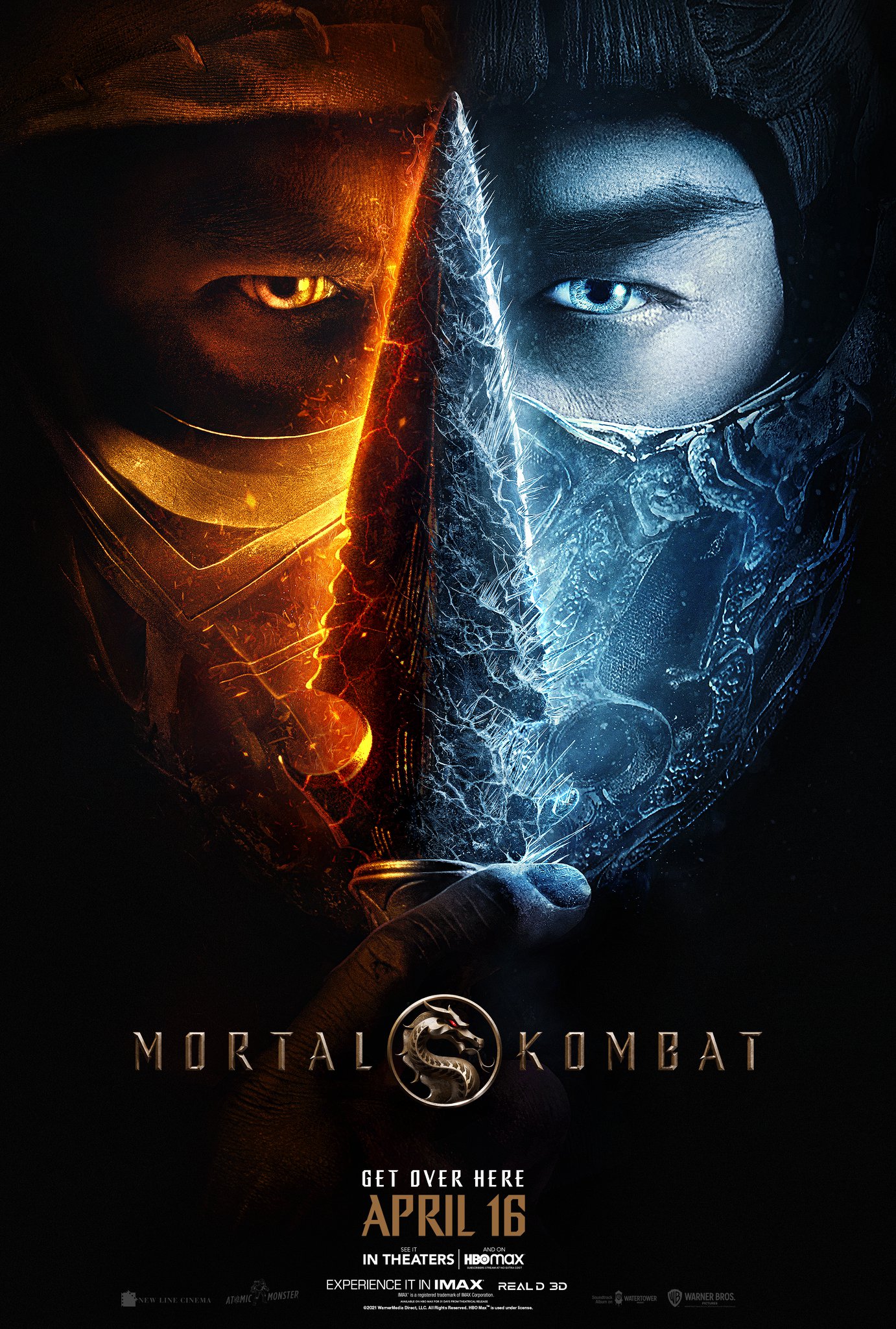 Das offizielle Filmplakat für den Mortal Kombat-Film 2021 mit einem Bild, das halb das Gesicht von Scorpion und halb das Gesicht von Sub-Zero ist und in der Mitte durch Scorpions Markenzeichen Spear-Head geteilt ist, der zur Hälfte von Sub-Zero's Frost bedeckt ist .