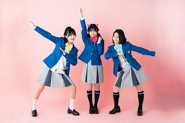 A promotional photo of the newly formed voice unit Onipantsu! featuring voice actors Yume Nuzaki, Mika Negishi, and Kokona Nonaka wearing school uniforms and demon horns as their characters Tsutsuji, Himawari, and Tsuyukasa, respectively.