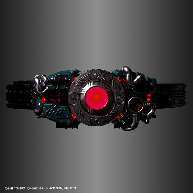 Hình ảnh quảng cáo của Kamen Rider BLACK SUN Complete Selection Modification Henshin Belt Century King Sun Driver ở trạng thái hoàn toàn biến đổi và sáng lên.