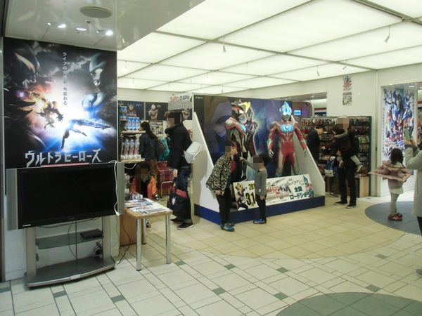 Crunchyroll - FEATURE: Ultraman Shop Featuring Statues of Ginga and Victory