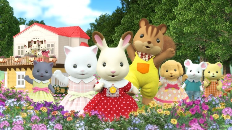 El elenco del anime Sylvanian Families: Freya's Happy Diary 3DCG posa en un jardín de flores frente a la casa de Freya y saluda a la cámara en una imagen promocional de la próxima serie de televisión.