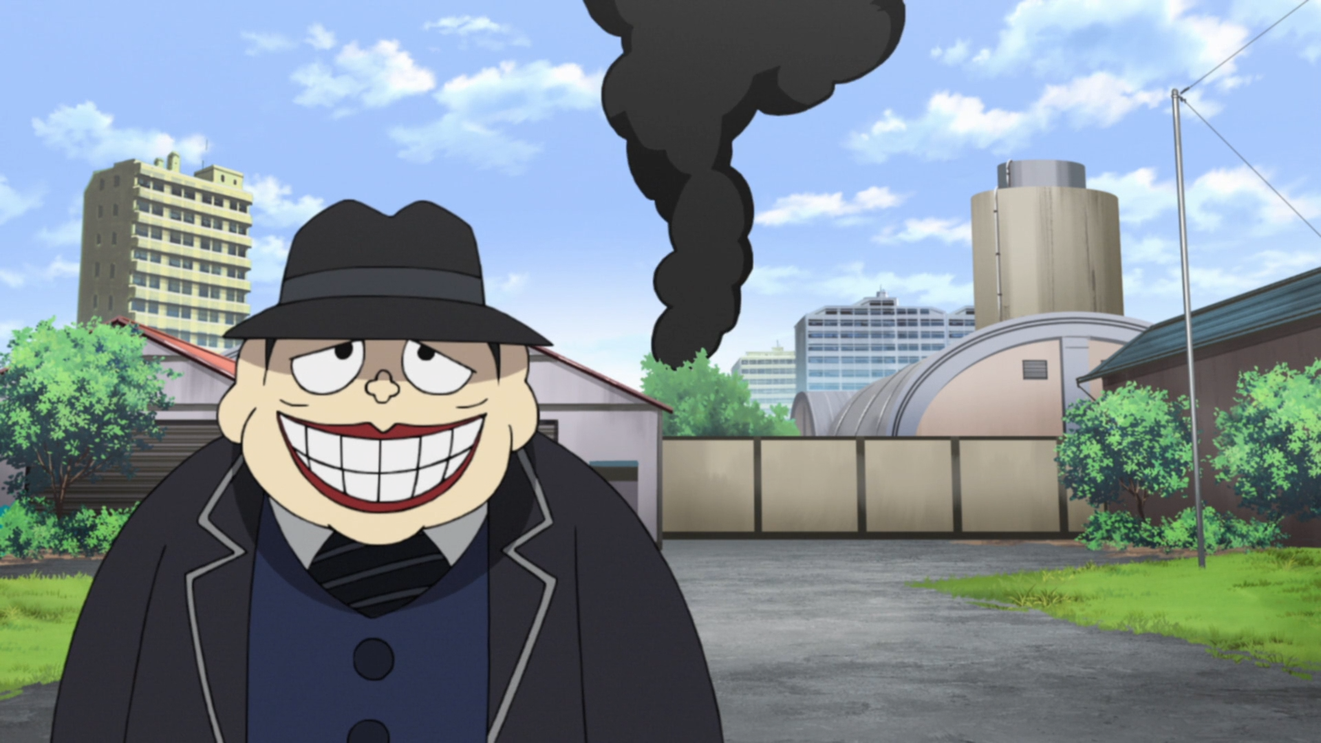 Moguro Fukuzo se aleja de la parte trasera de un estudio de cine mientras una columna de humo se eleva hacia el cielo detrás de él en una escena del anime televisivo The Laughing Salesman de 2017.