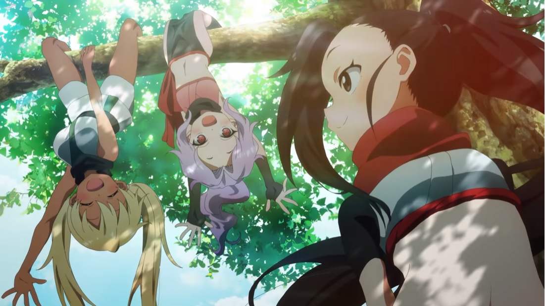 Tsubaki und zwei ihrer Ninja-Freunde hängen in einer Szene aus der abschließenden Animationssequenz des TV-Animes In the Heart of Kunoichi Tsubaki an den Ästen eines Baumes.