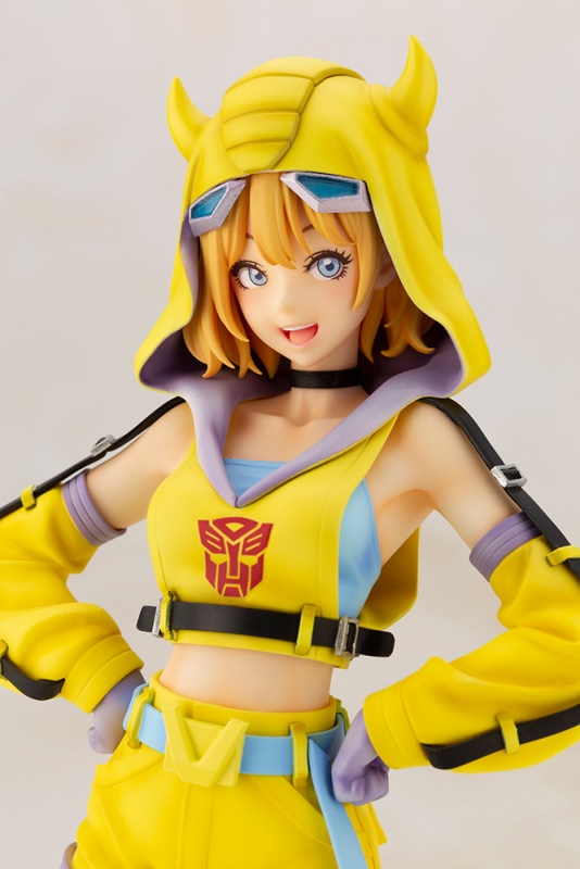 Ein Werbebild für Kotobukiyas TRANSFORMERS Bishoujo Bumblebee-Figur mit mittlerer Nahaufnahme des Endprodukts