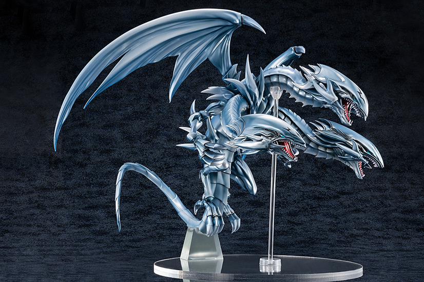 Ein Werbebild, das eine Profilansicht des Yu-Gi-Oh!  Duel Monsters Blue-Eyes Ultimate Dragon Figur aus dem KAIBA CORPORATION STORE.