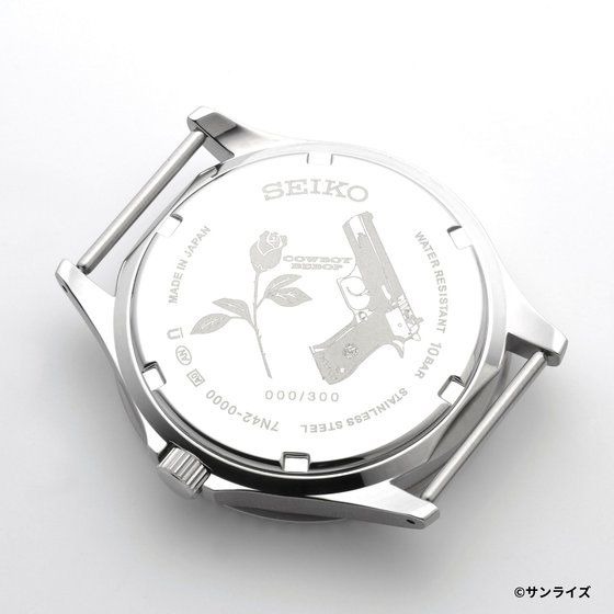 Ein Werbebild der SEIKO x Cowboy Bebop-Armbanduhr mit der Rückseite der Uhr, auf der das Cowboy Bebop-Logo, eine Rose, eine Pistole und die Nummer der Uhr im Produktionslauf eingraviert sind.