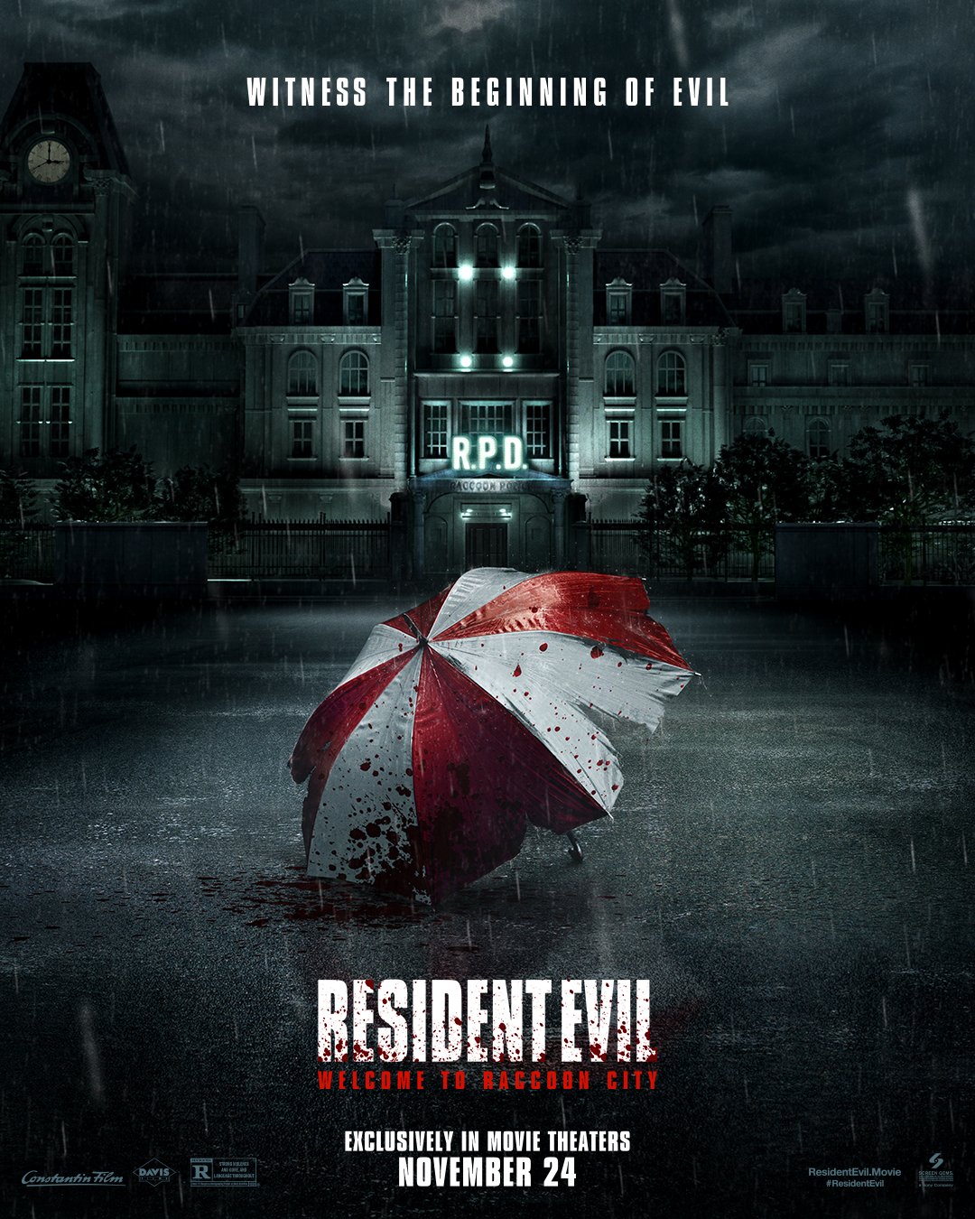 Das Kinoplakat zum kommenden Live-Action-Film Resident Evil: Willkommen in Raccoon City mit einem zerfetzten weiß-roten Regenschirm, der in einer regnerischen Nacht bedrohlich vor einem gruseligen Herrenhaus liegt.