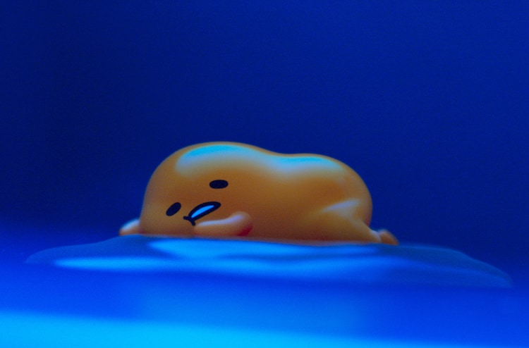 Gudetama faulenzt in einer Szene aus der kommenden Netflix-Serie „Gudetama: An Eggcellent Adventure“.