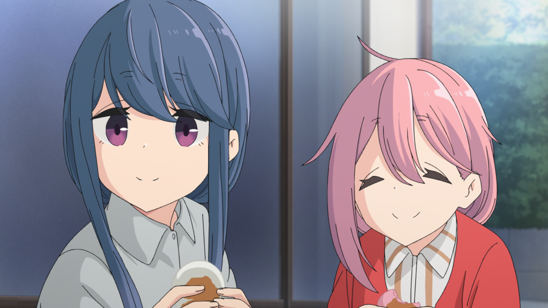 Nadeshiko y Rin comiendo juntas en un campamento relajado
