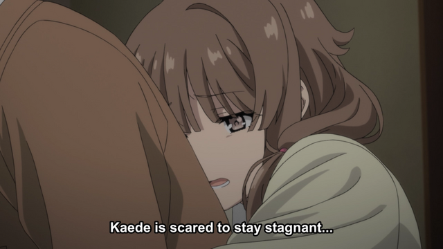 Kaede, in tears as she grips Sakuta from behind, declaring that she doesn't want to remain stagnant.
