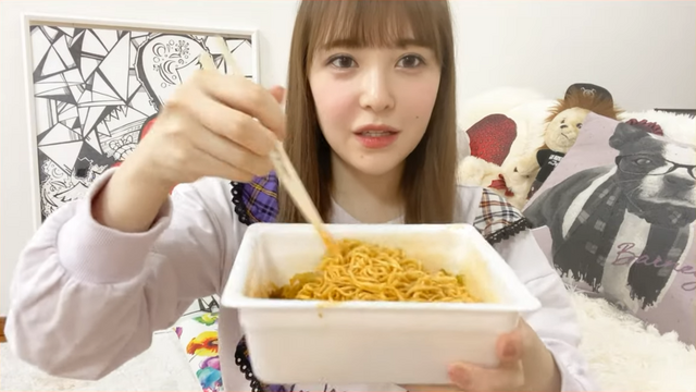 Singer / songwriter Maon Kurasaki attempts to consume a dish of "Hellishly Hot" Peyoung brand yakisoba noodles by Maruka Foods in a challenge video published to her official Youtube channel.