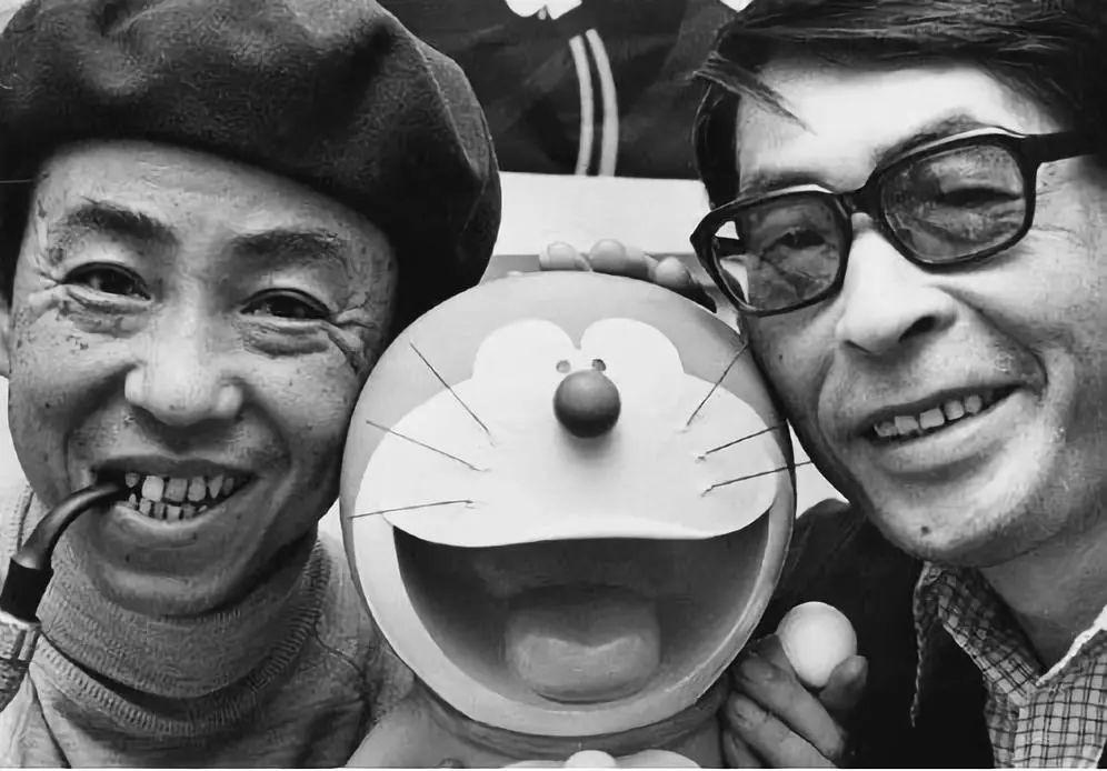 Fujimoto und Abiko mit Doraemon