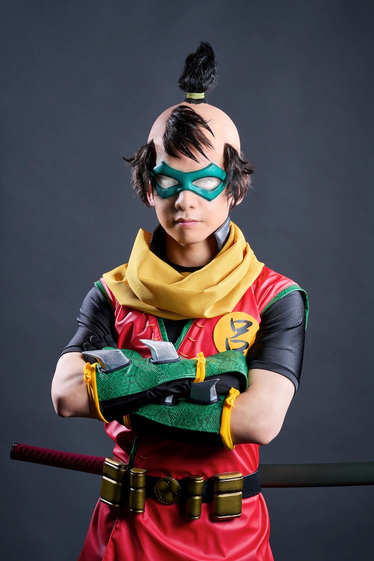 Ein Promo-Foto von Schauspieler Kei Nakamura in vollem Kostüm und Make-up als Robin aus dem kommenden Bühnenstück von Batman Ninja The Show.