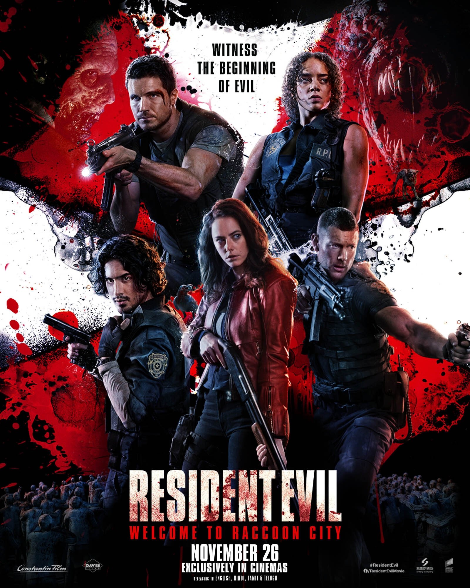 Ein Filmplakat für den Live-Action-Film Resident Evil: Welcome to Raccoon City, in dem die Hauptdarsteller der Überlebenden ihre Waffen schwingen und entschlossen aus einer groben Wiedergabe des Umbrella Corporation-Logos mit den roten Teilen erinnern, die an Blutspritzer erinnern. 