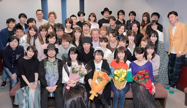 Các diễn viên cầm hoa bên dưới lần lượt là người lồng tiếng cho Gray, Happy, Natsu, Lucy, Erza.