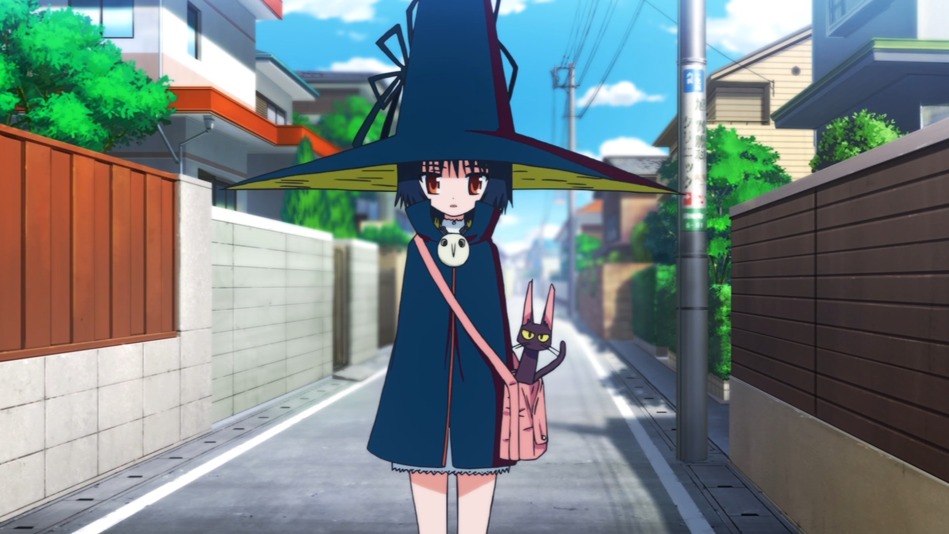 Rurumo usa una combinación sospechosamente bruja de un gran sombrero puntiagudo y una túnica oscura en una escena del anime de televisión Magimoji Rurumo.