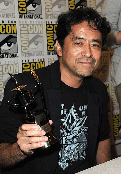 Takahashi winning the Inkpot award at Comic-Con International in 2015 (image via Comic-Con)