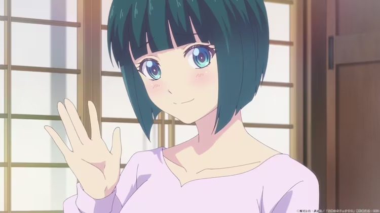 Habillée décontractée, Shiragiku Ono affiche un sourire timide et salue dans une scène du futur anime The Café Terrace and Its Goddesses.