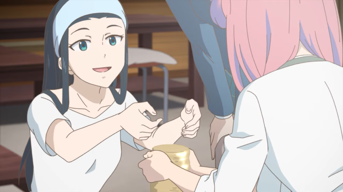 Toko Aoki instruye a su amiga Himeno Toyokawa sobre cómo moldear una taza de arcilla mientras usa una rueda de cerámica en una escena del próximo anime de TV Yakunara Mug Cup Mo.