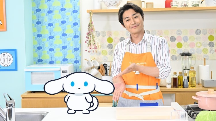 A promotional image of Sanrio mascot character Cinnamoroll and actor Ken Yasuda in a kitchen setting promoting the upcoming "Cinnamon to Yasuda Ken no Yurudoki☆Suufun Cooking" cooking program that will broadcast on the Tokyo Broadcasting Network beginning on October 07, 2023.