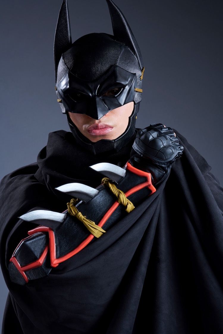 Ein Promo-Foto des Schauspielers Shota Takasawa in vollem Kostüm und Make-up als Batman aus dem kommenden Bühnenstück von Batman Ninja The Show.