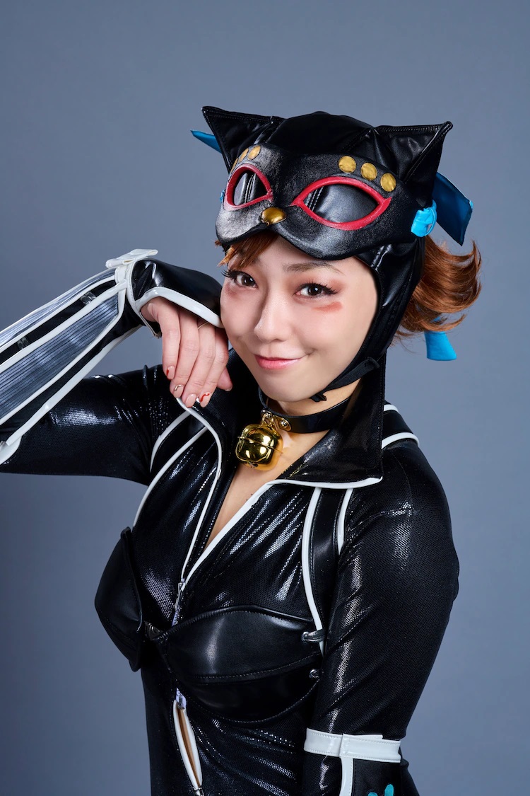 Ein Promo-Foto des Schauspielers Akane Hirano in vollem Kostüm und Make-up als Catwoman aus dem kommenden Bühnenstück von Batman Ninja The Show.