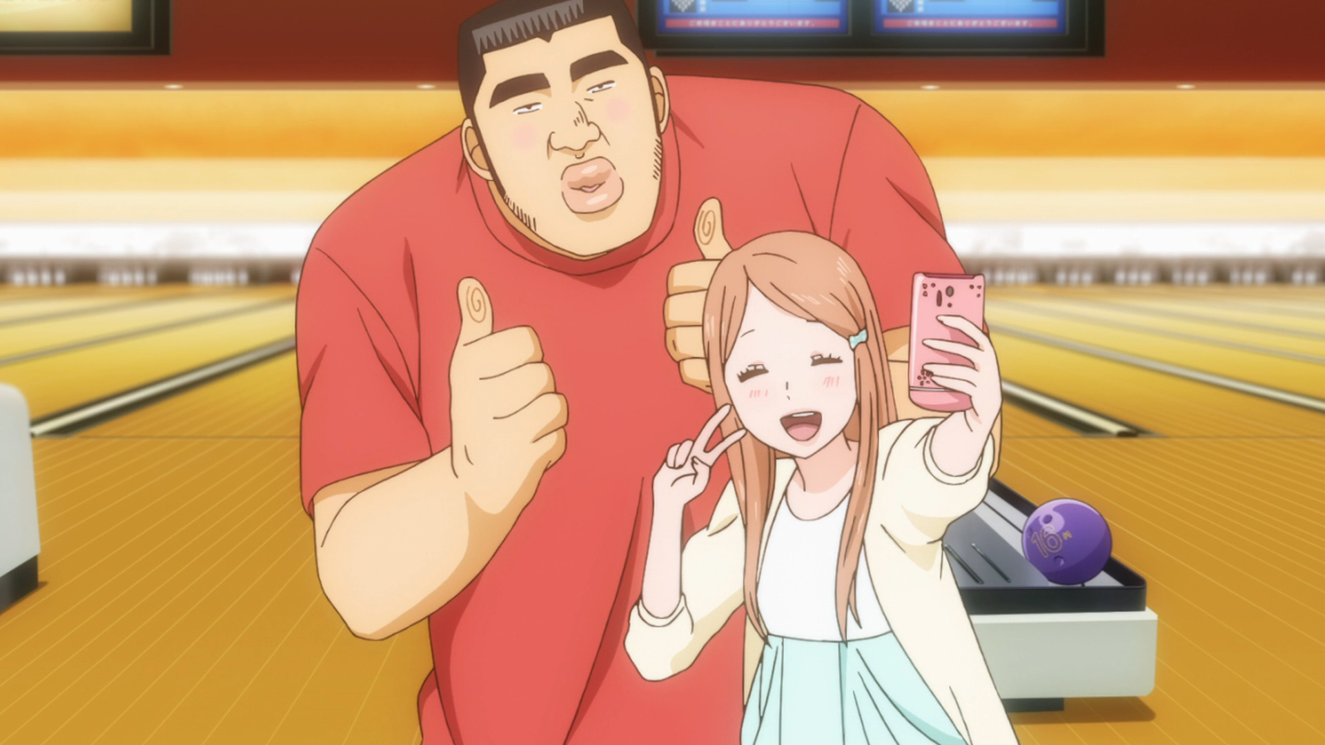 Takeo Goda und Rinko Yamato machen zusammen ein Selfie auf einer Bowlingbahn in einer Szene aus der MEINE Liebesgeschichte!!  TV-Anime.