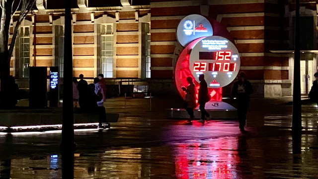 The countdown in front of Tokyo Station 