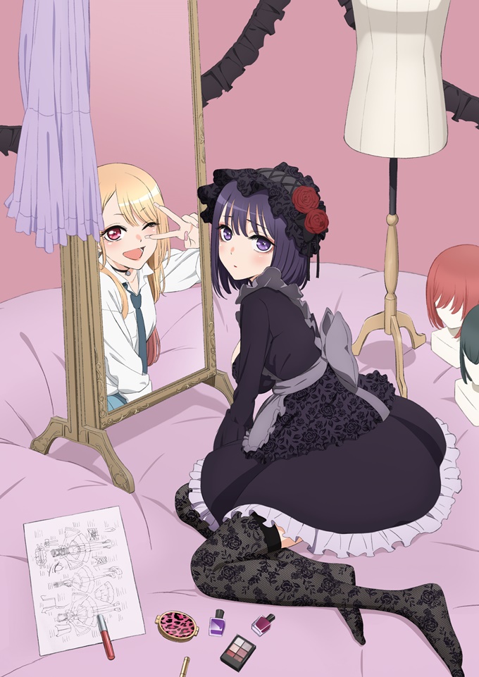 A key visual for the upcoming My Dress-Up Darling TV anime, featuring the leading lady, Marin Kitagawa, posed in front of a mirror. Her reflection depicts her normal, cheerful self, while in the real world she is cosplaying in a gloomy, Gothic-Lolita outfit with lots of frills and black lace. 