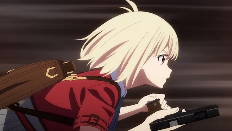 Chisato Nishikigi stürmt mit gezogener Pistole in die Schlacht, in einer Szene aus dem Lycoris Recoil TV-Anime.