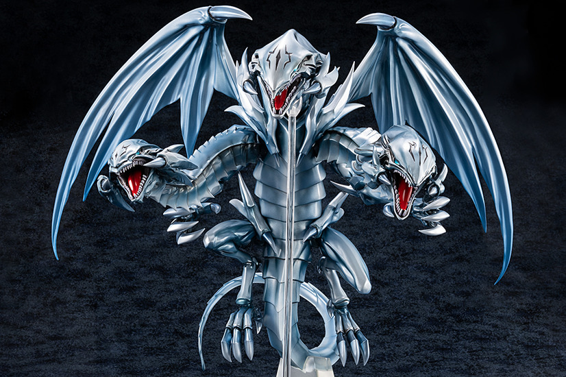 Ein Werbebild, das eine Vorderansicht des Yu-Gi-Oh!  Duel Monsters Blue-Eyes Ultimate Dragon Figur aus dem KAIBA CORPORATION STORE.