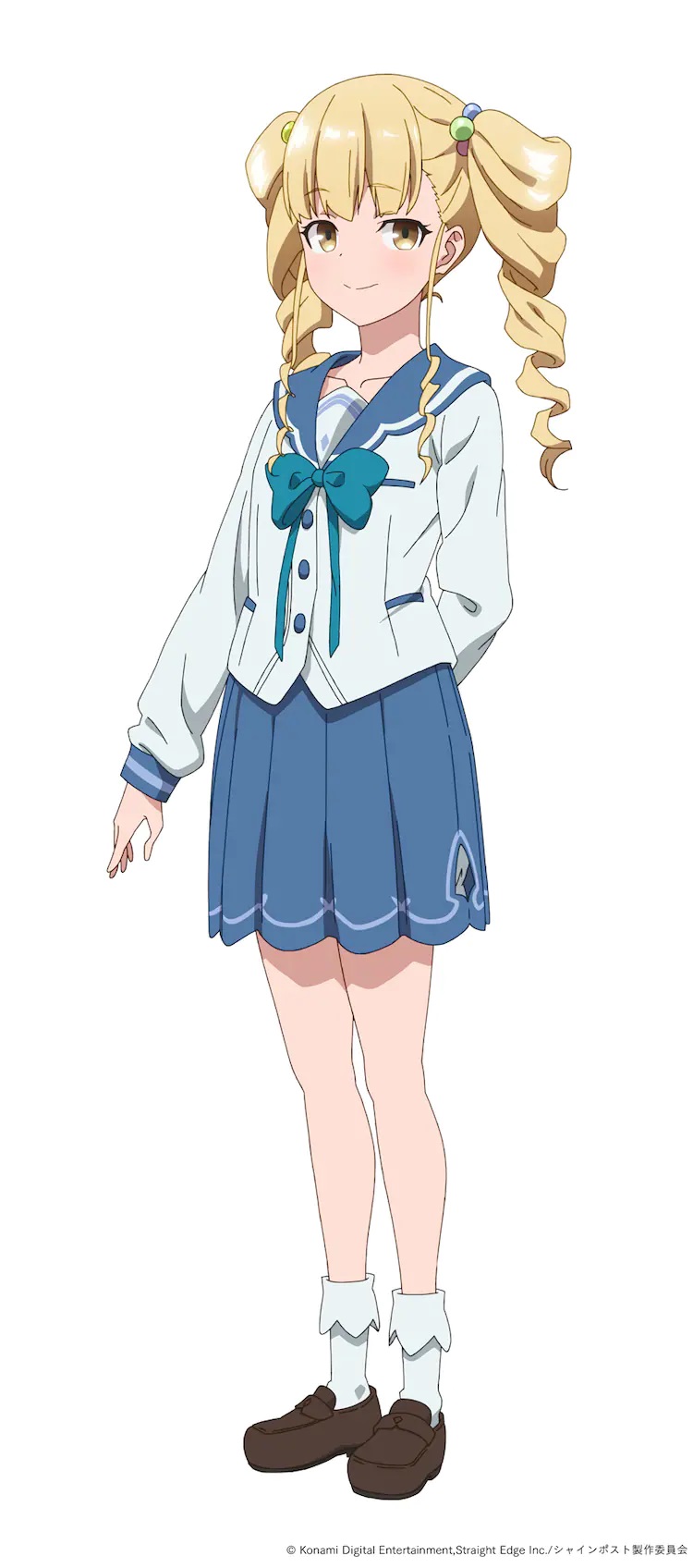 Un escenario de personaje de Homare Torawatari del próximo anime SHINE POST TV.  Homare es una chica de secundaria con cabello rubio en dos colas y ojos amarillos.  Viste un uniforme escolar y sonríe recatadamente mientras posa con una mano detrás de la espalda.
