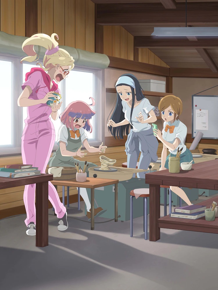 Una nueva imagen clave para el próximo anime de televisión Yakunara Mug Cup Mo, con el personaje principal Himeno Toyokawa y sus tres amigos que se preocupan por un torno de alfarería mientras Himeno lucha por dar forma a una taza de arcilla.