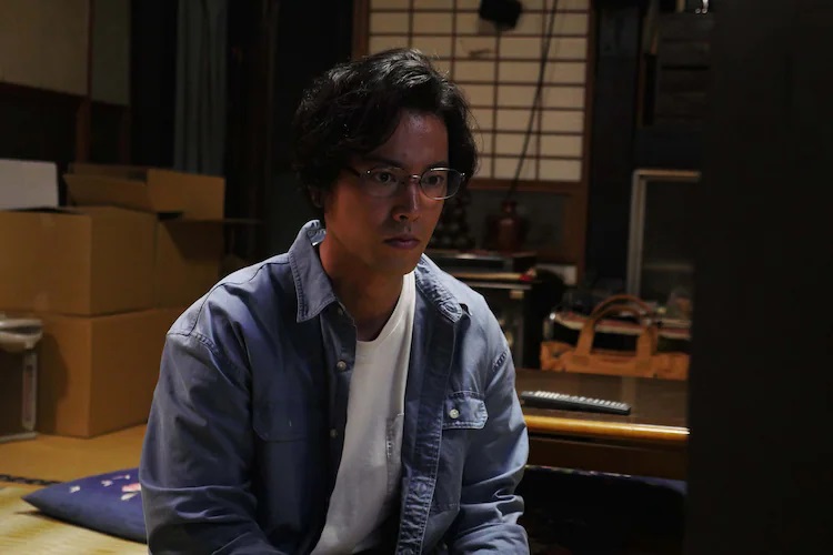 Main character Kenichi Nakaoka (played by actor Kenta Kiritani) becomes obsessed with a haunted copy of Dragon Quest II in a scene from the upcoming "Fukkatsu no Jumon" segment of the Tales of the Unusual TV drama.