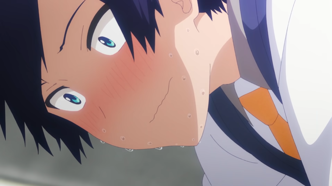 Sueharu Maru, el protagonista masculino, suda nerviosamente e inclina la cabeza en una situación social pegajosa en una escena del próximo anime de televisión Osanajimi ga Zettai ni Makenai Love Comedy.