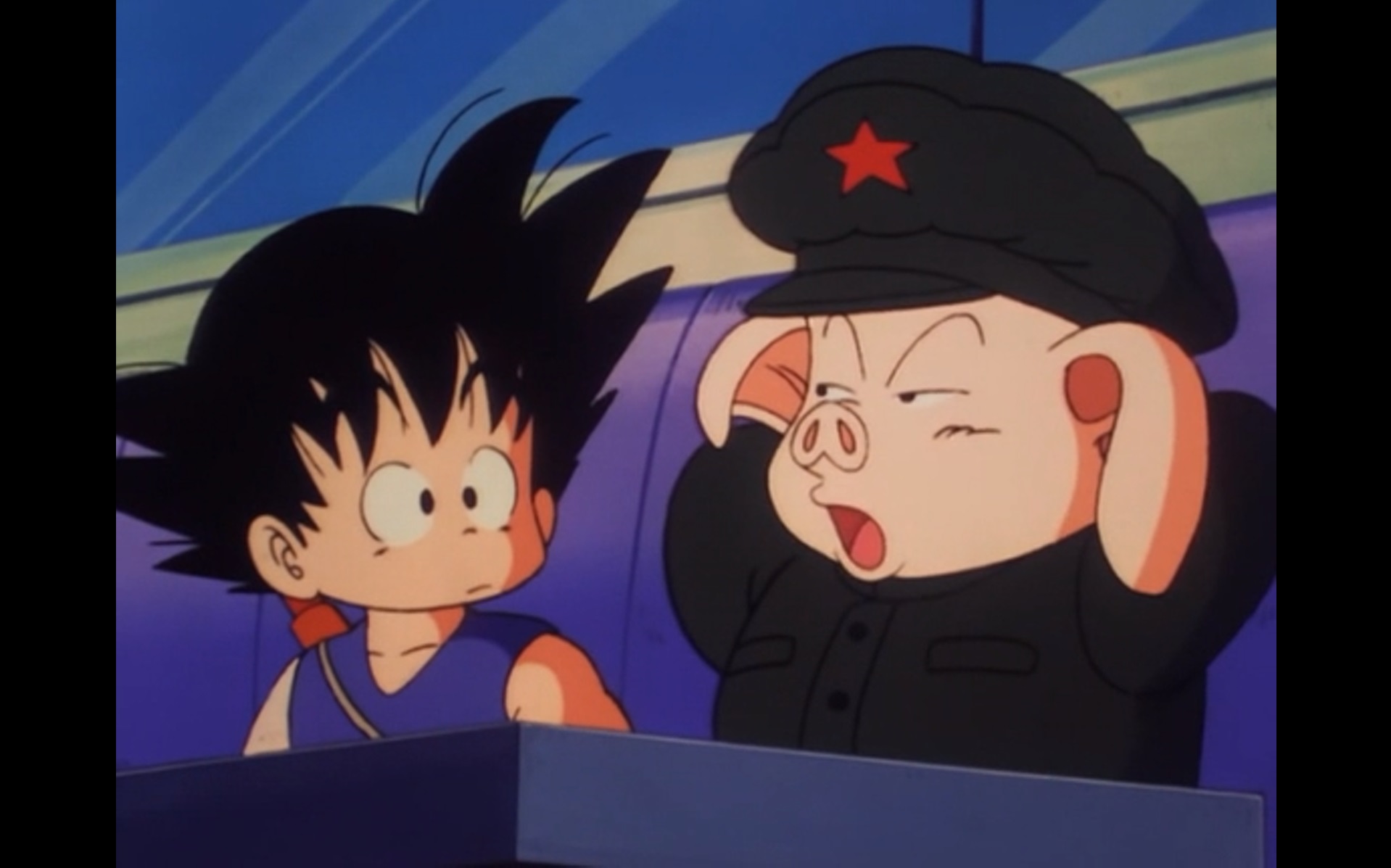 Oolong versucht, Son Goku dazu zu überreden, Bulma zu verraten und in einer Szene aus dem Anime Dragon Ball TV mit den Dragon Balls davonzulaufen.