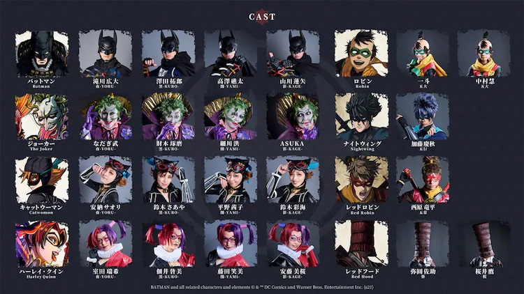 Ein Werbefoto für das kommende Batman Ninja the Show-Bühnenstück mit der gesamten Besetzung von Helden und Schurken in vollem Kostüm und Make-up, einschließlich der verschiedenen Darsteller als Batman, Joker, Catwoman, Harley Quinn, Robin, Nightwing, Red Robin, und Rotkäppchen. 