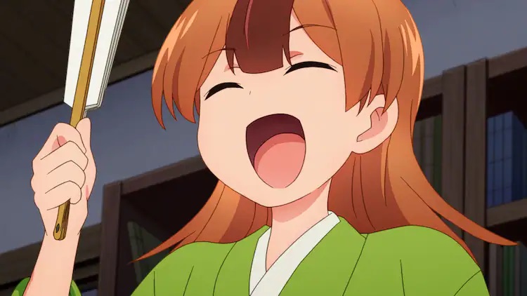 Mameda, una niña tanuki en forma humana, se ríe con ganas y balancea su abanico de papel mientras practica rakugo en una escena del próximo anime televisivo My Master Has No Tail.