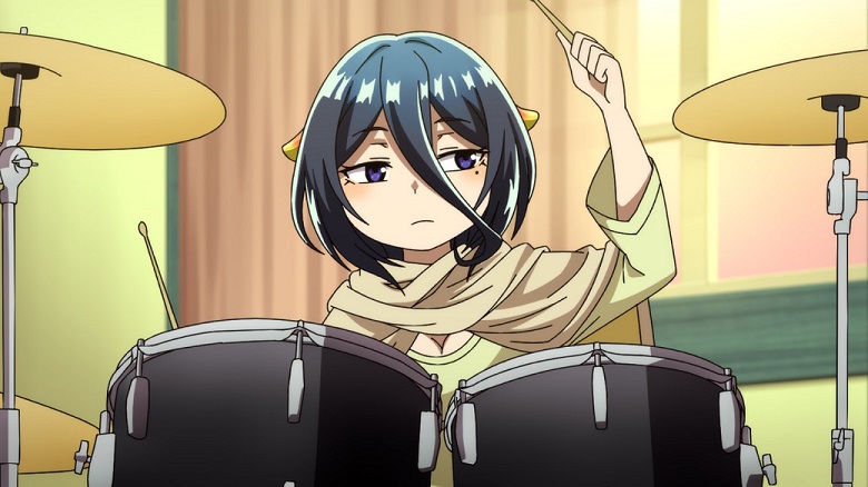 Gaia versucht in einer Szene aus dem TV-Anime „KamiKatsu: Working for God in a Godless World“ mit vollem Schlagzeug Schlagzeug zu spielen.