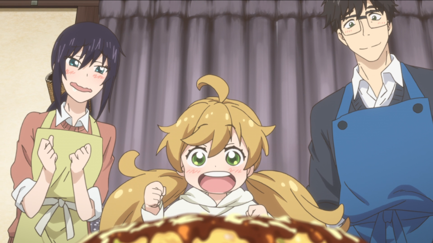 Die Schülerin Kotori Iida, die Kindergärtnerin Tsumugi Inuzuka und die Schülerin Kohei Inuzuka (Tsumugis Vater) freuen sich über die Ergebnisse einer Okonomiyaki-Kochsitzung in einer Szene aus dem TV-Anime Sweetness & Lightning 2016.