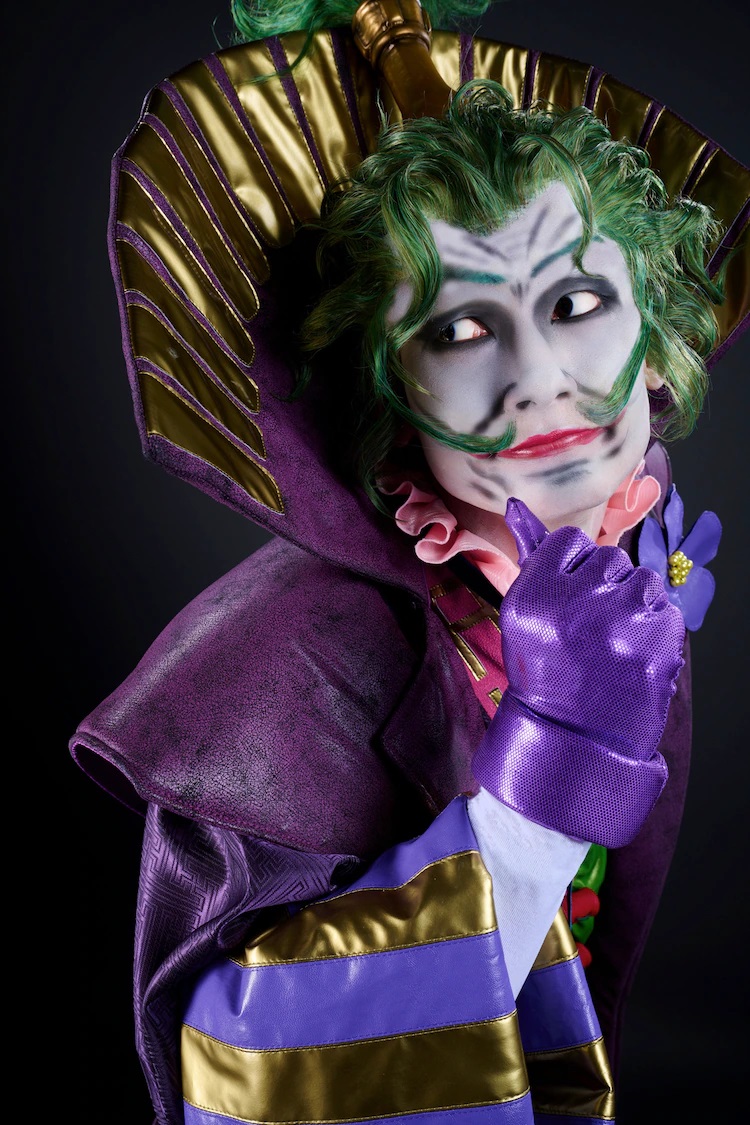 Ein Promo-Foto von Schauspieler ASUKA in vollem Kostüm und Make-up als Joker aus dem kommenden Bühnenstück von Batman Ninja The Show.