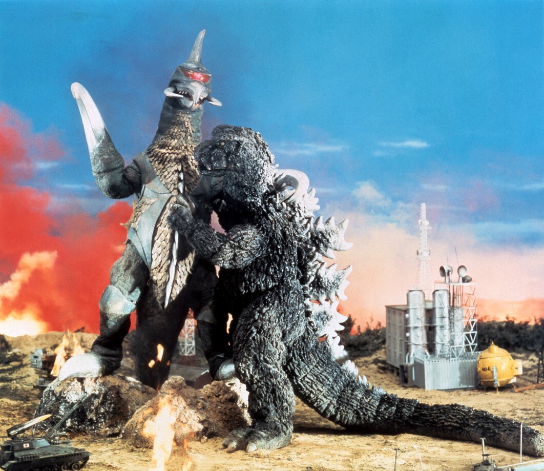 Gigan und Godzilla stehen sich auf einem Werbefoto vom Set des Films Godzilla vs. Gigan von 1972 gegenüber.